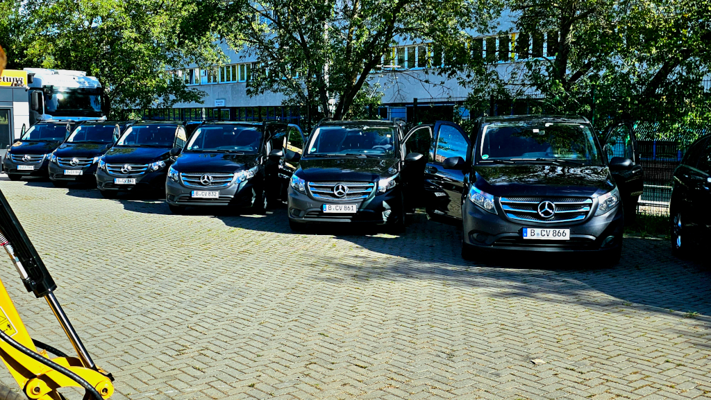 Mercedes Benz Viano Mieten In Berlin 8 Sitzer Urlaubsfahrzeug V Klasse Sky Urlaubsfahrzeug